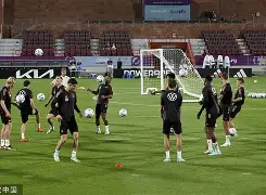 关于加时末段阿贾克斯备战德国杯；主帅复盘细节曝光；话题不断；团队化学反应显著的信息